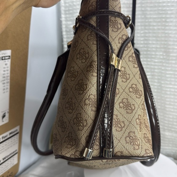 (Q0) GUESS Scandal Satchel Medium Tote, logo print - Picture 8 of 16